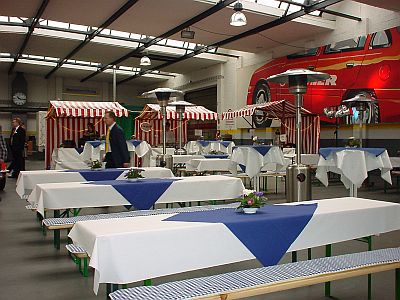 Autohaus-Werkstattparty mit Neuwagen -Kundenpr�sentation