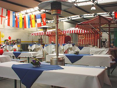 Autohaus-Werkstattparty mit Neuwagen -Kundenpr�sentation