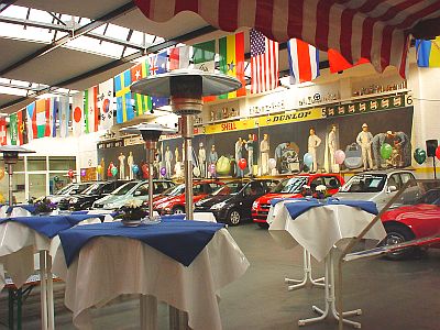 Autohaus-Werkstattparty mit Neuwagen -Kundenpr�sentation