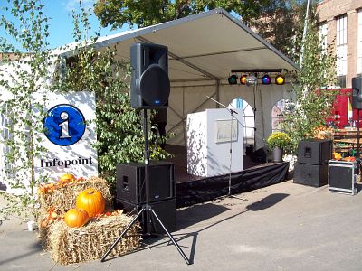 B�hne mit Herbstdeko