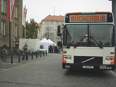 Rathaus Sch&ouml;neberg B&uuml;cherbus Einweihungsfeier