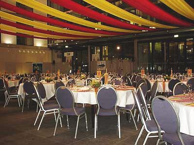 Abschlussgala Banketttische und St&uuml;hle