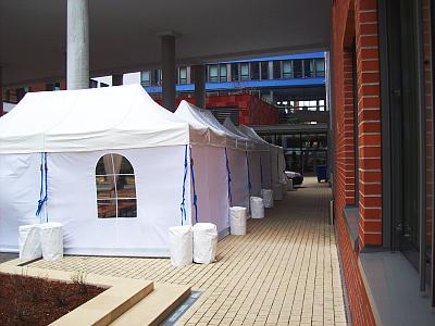 Infozelt mit Konterlasten